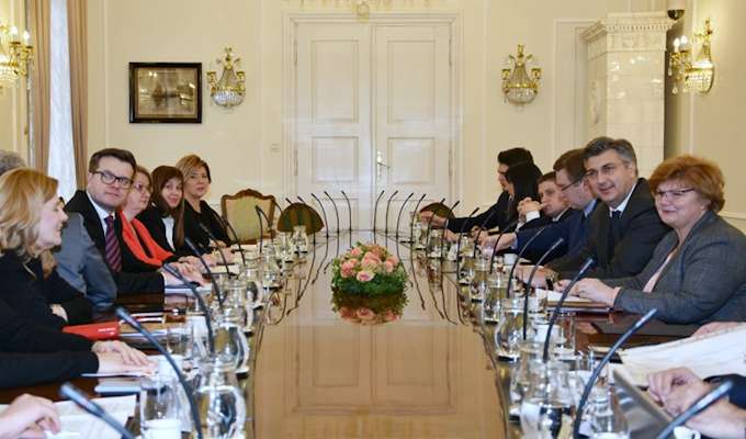 Predsjednik Vlade Republike Hrvatske Andrej Plenković predsjedao je danas u Banskim dvorima 4. sjednicom Vijeća za demografsku revitalizaciju Republike Hrvatske. Vijeće za demografsku revitalizaciju Republike Hrvatske osnovano je na sjednici Vlade 6. travnja prošle godine, u svrhu praćenja i koordinacije provedbe mjera demografske politike iz Programa Vlade Republike Hrvatske za mandat 2016.-2020. Uz predsjednika Vlade, na sjednici su sudjelovali ministrica za demografiju, obitelj, mlade i socijalnu politiku Nada Murganić, ministar rada i mirovinskoga sustava Marko Pavić, ministar mora, prometa i infrastrukture Oleg Butković, ministar zdravstva Milan Kujundžić i ministrica znanosti i obrazovanja Blaženka Divjak. Po završetku sjednice, u izjavi za medije, ministrica Nada Murganić kazala je da je Vlada svjesna loše demografske slike te je stoga u svoj Program na ključno mjesto stavila demografsku revitalizaciju. Govoreći o mjerama demografske politike, ministrica je najavila da će se Zakon o izmjenama i dopunama Zakona o dječjem doplatku naći na dnevnom redu sjednice Vlade u svibnju, a na snagu bi stupio 1.7.2018. godine. Podsjetila je i na problem nedostataka smještajnih kapaciteta, istaknuvši da je osiguran iznos od 67 milijuna i 500 tisuća kuna za sufinanciranje dječjih vrtića, odnosno za prenamjenu već postojećih programa, a na osnovu zahtjeva jedinica lokalne samouprave. „Poziv za natječajnu dokumentaciju u potpunosti je pripremljen i sutra će biti objavljen na mrežnim strancima Ministarstva za demografiju, obitelj, mlade i socijalnu politiku“, rekla je ministrica. Što se tiče radnog vremena vrtića koje često nije usklađeno s radnim vremenom zaposlenih roditelja, ministrica je najavila da će 8.3. biti objavljen natječaj za zapošljavanje predškolskih odgajatelja i ostalog pratećeg osoblja potrebnog za dvosmjenski rad i kvalitetan boravak djece u vrtićima, što će se financirati sredstvima Europskog socijalnog fonda u iznosu od 300 milijuna kuna. Ocijenila je da su ova tri projekta kvalitetno pripremljena, dodavši da se rad na demografskoj revitalizaciji Hrvatske nastavlja. Ministrica Murganić kazala je da nije znala da će državni tajnik Marin Strmota podnijeti ostavku. Naglasila je da negativni demografski pokazatelji nisu nastali u vrijeme sadašnje Vlade, izrazivši uvjerenje da će mjere demografske politike polučiti uspjeh.