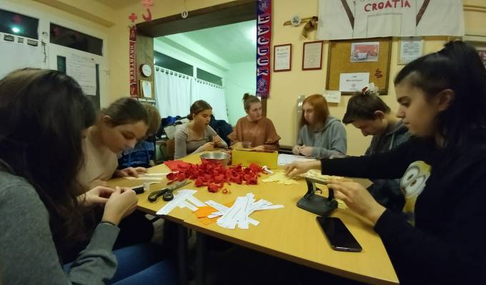 Mladi Crvenog križa Našice ružicama uveselili pripadnice nježnijeg spola