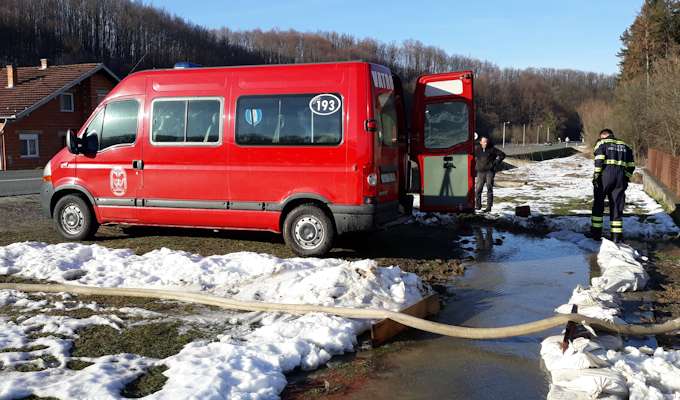 Vatrogasci ispumpavali vodu iz podruma obiteljske kuće