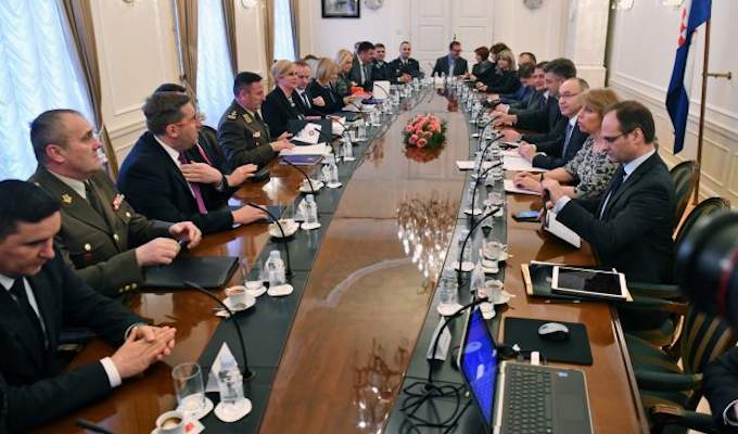 U Banskim dvorima u utorak, 27. ožujka 2018. godine održana je 11. sjednica Vijeća za obranu koju su sazvali predsjednica Republike Hrvatske Kolinda-Grabar Kitarović i predsjednik Vlade Republike Hrvatske Andrej Plenković, a jedna od tema bila je i nabava višenamjenskih borbenih aviona.