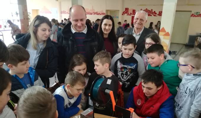 Najmlađi učenici printali prve modele aviona na 3D printeru u sklopu projekta 15. škole otvorenih vrata: "Učimo kroz igru"