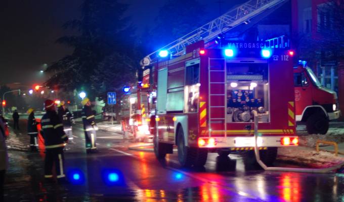 Sinoć oko 20 sati vatrogasni centar Našice zaprimio je dojavu o požaru dimnjaka na obiteljskoj kući u Našicama. Na mjesto intervencije odmah je upućena dežurna smjena JVP Našice s jednim navalnim vozilom.