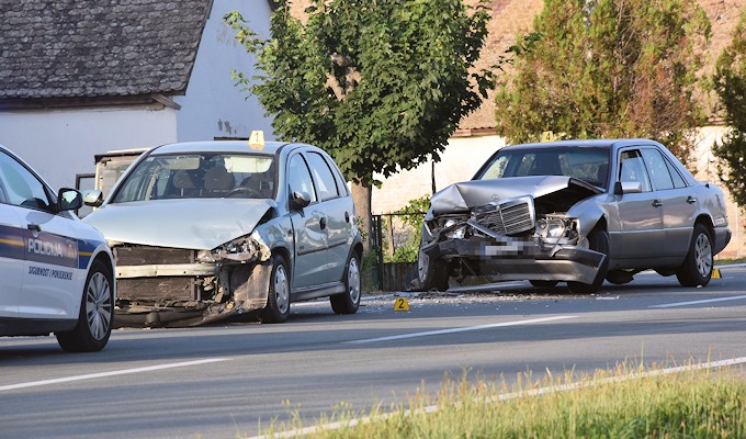 Danas oko 18:30 sati u mjestu Breznica Našička u blizini centra sela dogodila se prometna nesreća u kojoj su sudjelovala dva osobna automobila (našičkih registarskih oznaka).