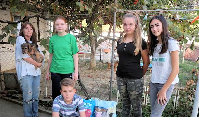 Mali humanitarci posjetili udomiteljicu pasa Sonju Petrović i poklonili hranu za pse