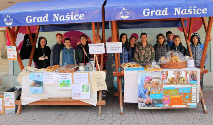 Humanitarni rad ove škole na visokoj razini započeo je već godinu dana nakon njenog otvaranja