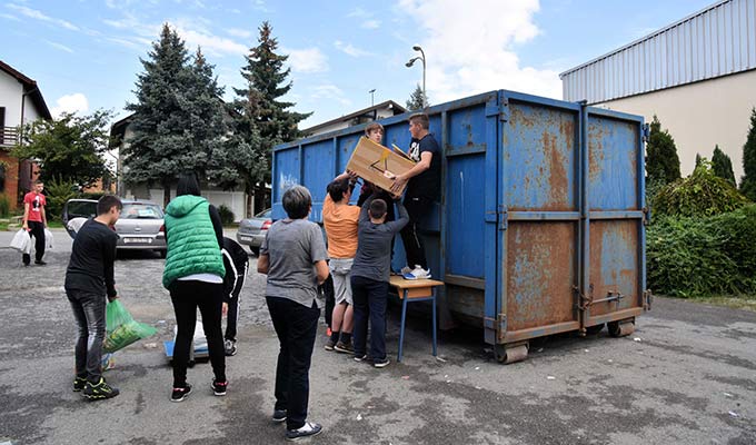 Osnovnoškolci starim papirom obnavljaju školu