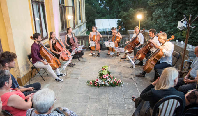 Koncert klasične glazbe na terasi dvorca