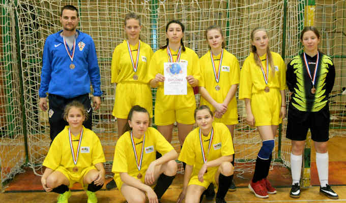 Učenice iz Podgorača osvojile broncu na županijskom natjecanju u futsalu